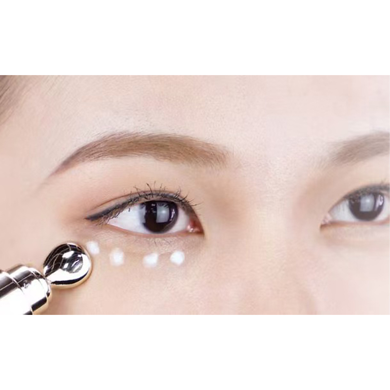 How does the eye cream ice head ensure a perfect fit with the skin around the eyes?