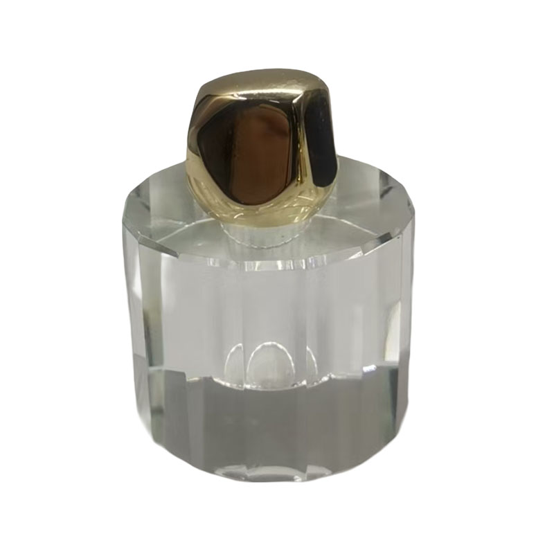 How does the die-casting process for zinc perfume caps achieve meticulous precision?